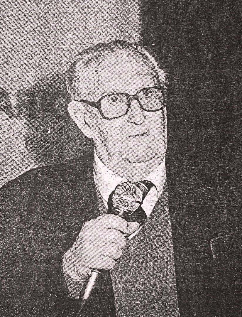 Prof. Sagunto Pérez Fontana en su biblioteca